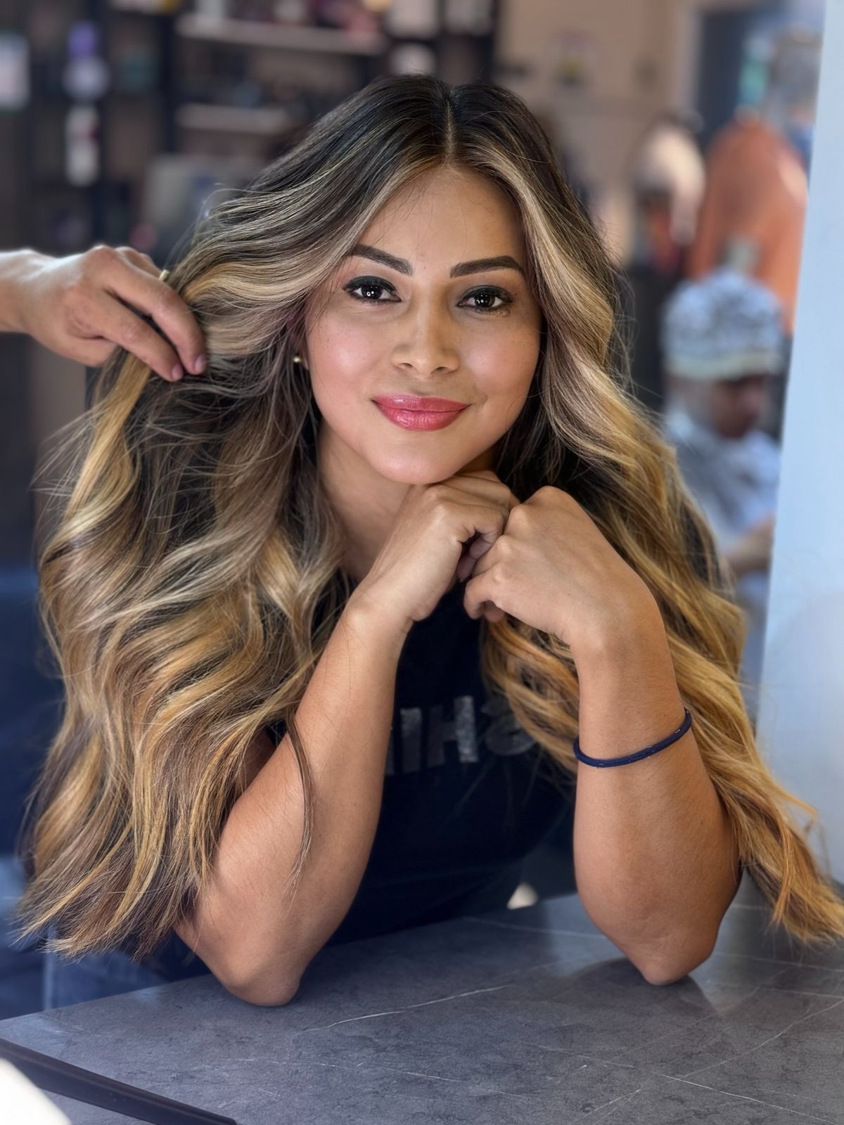 Detalle de luces cálidas en cabello moreno