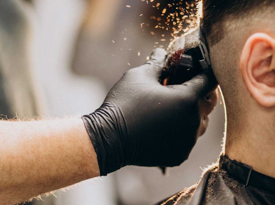 Cuidado y definición profesional de cabello rizado en 8.72 Hair Salon