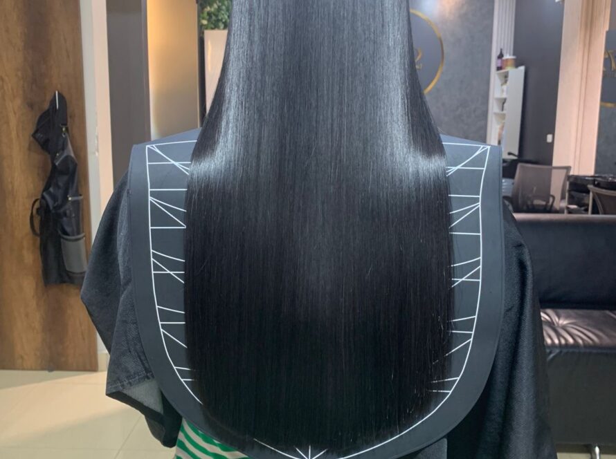 Resultado de alisado responsable con brillo en cabello negro en 8.72 Hair Salon