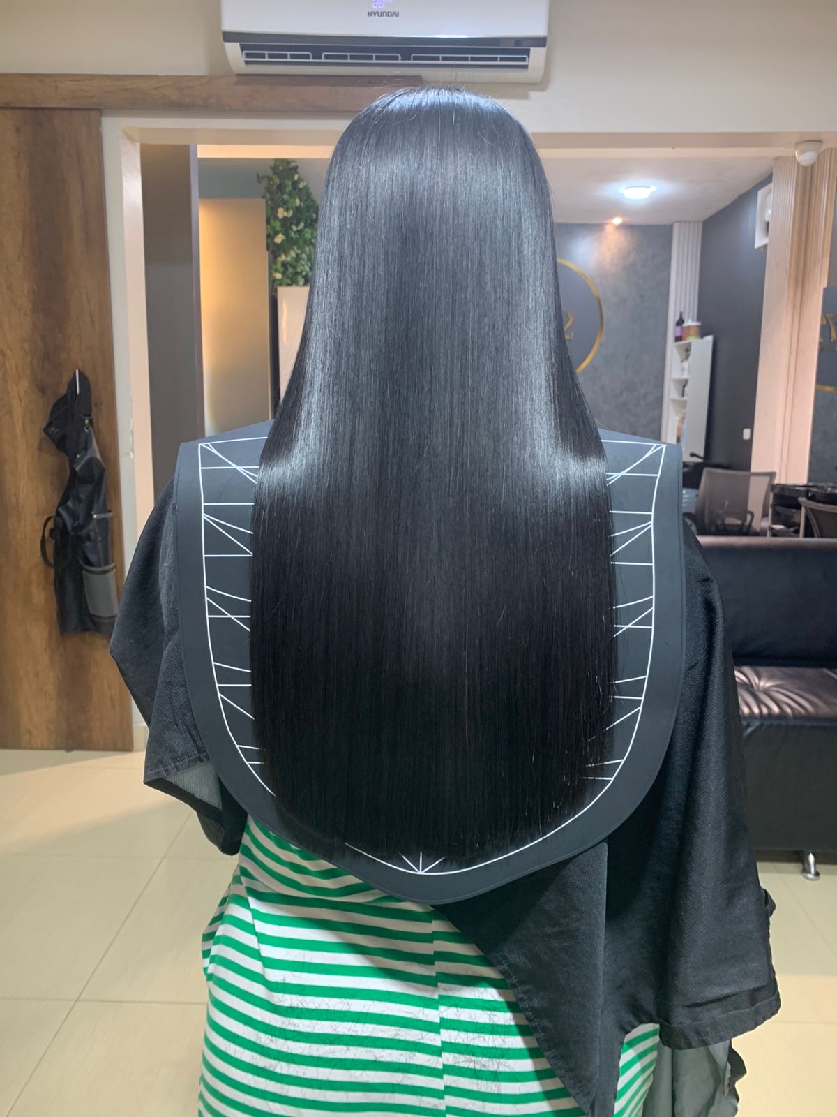 Resultado de alisado responsable con brillo en cabello negro en 8.72 Hair Salon