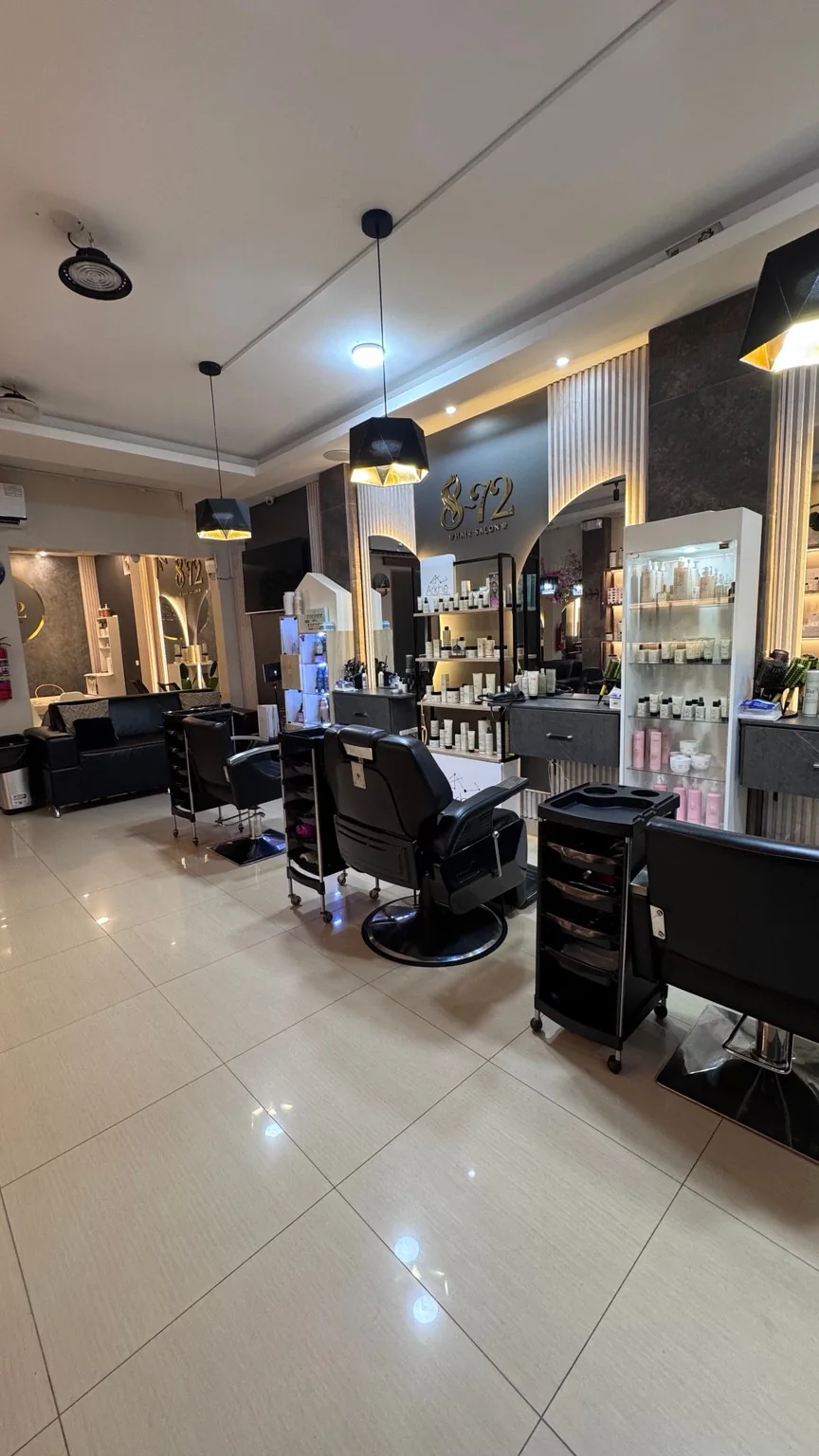 Interior de 8.72 Hair Salon en Santo Domingo, con espejos y estaciones de trabajo