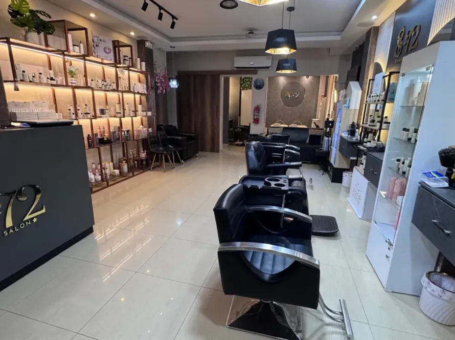 Recepción y estaciones de trabajo actuales de 8.72 Hair Salon