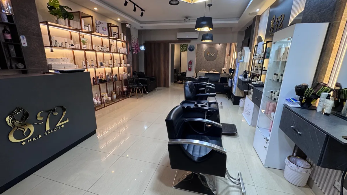 Recepción y zona principal de 8.72 Hair Salon