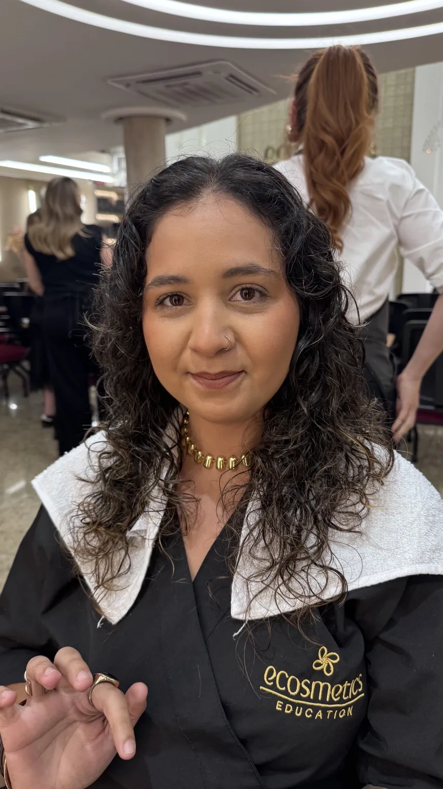 Vista frontal del cabello rizado húmedo antes del acabado