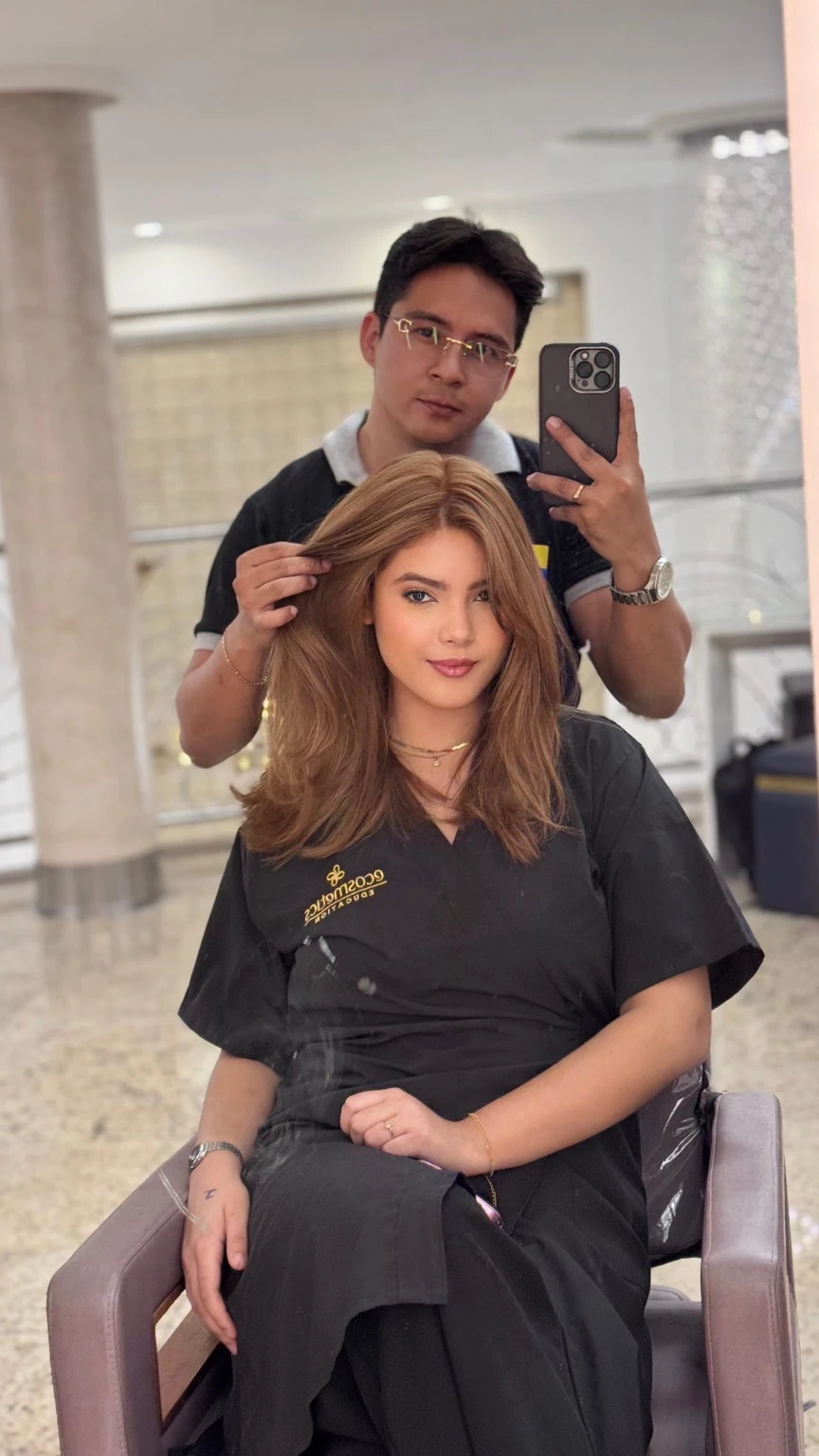 Después de Color Solution: cabello castaño claro con volumen frente al espejo del salón.
