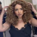 Morena iluminada en cabello rizado: apertura de fondo, definición y styling